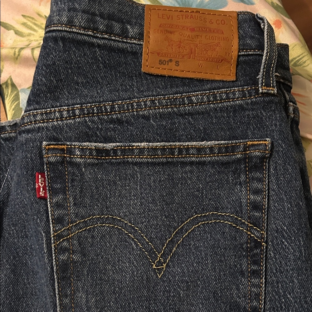 Levi's women’s premium 501 skinny jeans- like new size 28/ L30